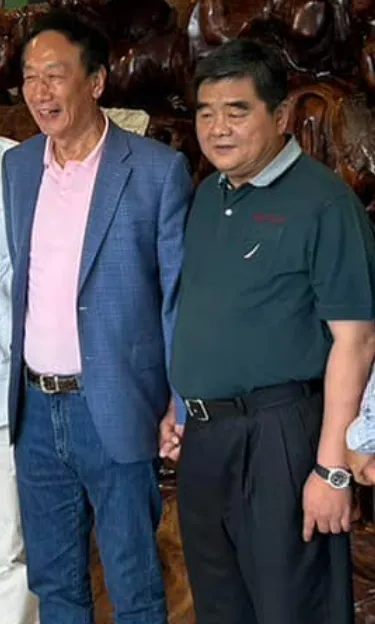 侯友宜沒見到的人！郭台銘跟他同框還「十指緊扣」。翻攝臉書「錢子的大白話」