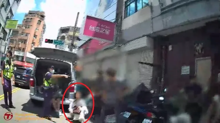 江女蹲在地上不敢動。民眾提供