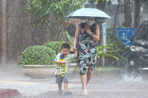 雙北7區淹水警戒！19縣市豪大雨急發國家警報　專家示警：大雷來襲快入室內