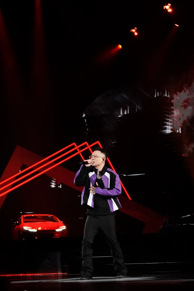 蕭秉治登台開唱。Hit Fm聯播網提供