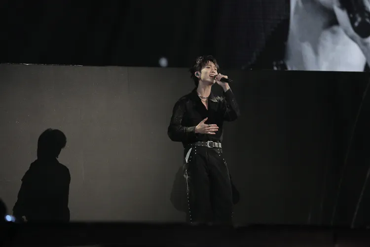 邱鋒澤演唱《浮木》。Hit Fm聯播網提供