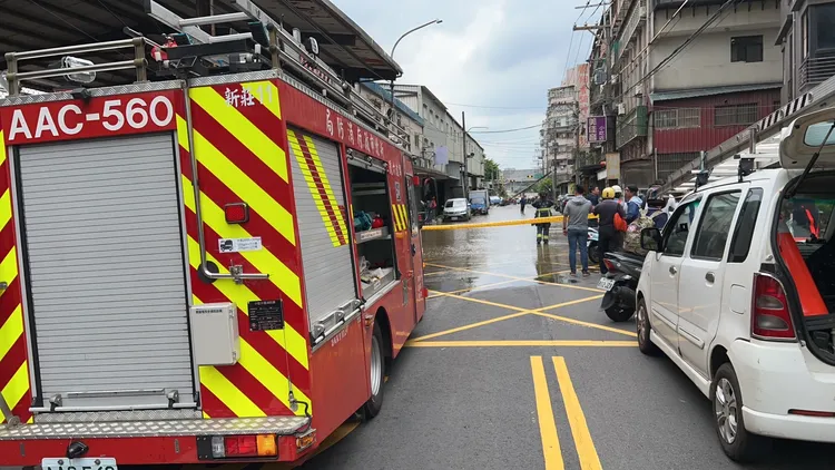 警方封鎖新莊瓊林路自來水爆管現場，等待台電與自來水公司處置。翻攝畫面