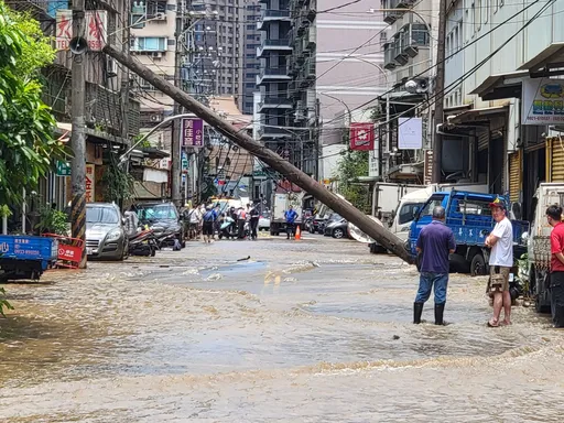 新莊自來水爆管「湧泉」一片 害電線桿倒塌、路面淹成汪洋