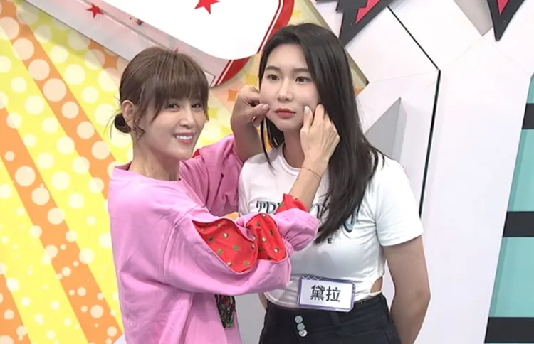 鄭仲茵（左）女兒黛拉不滿媽媽在她房間裝監視器。中天綜合台提供