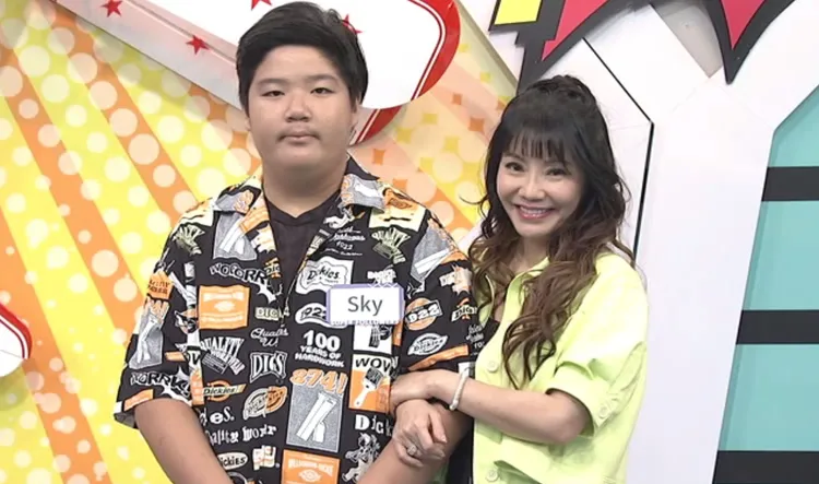 甄莉（右）兒子Sky希望媽媽別在外面對他又摟又抱。中天綜合台提供