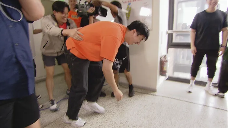 胡釋安跑到頂樓時，一時腿軟，差點跌倒。民視提供