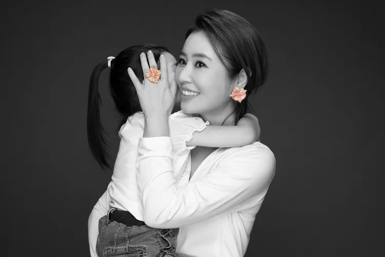 女星林心如帶著女兒乖乖溫馨入鏡。品牌提供