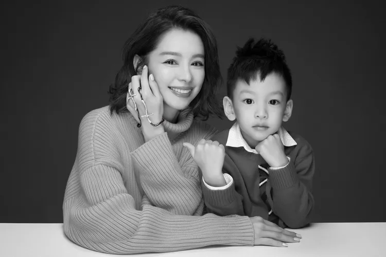 女星徐若瑄戴上設計獨特的黑白十字鑽石套戒和兒子Dalton合影。品牌提供