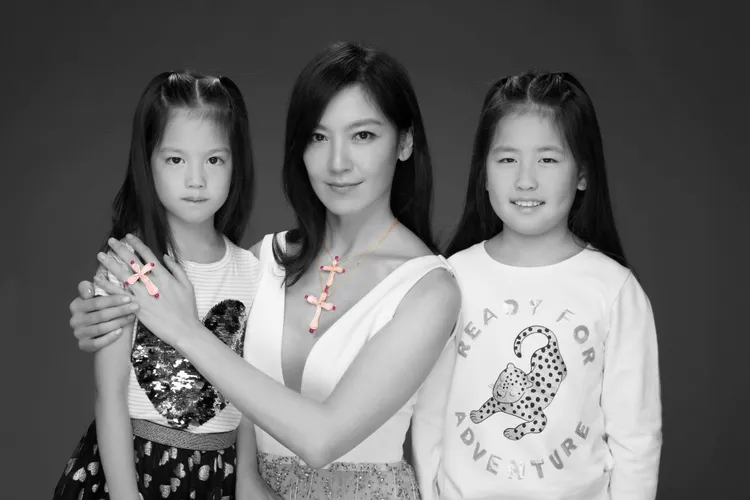 女星林熙蕾和2個女兒。品牌提供
