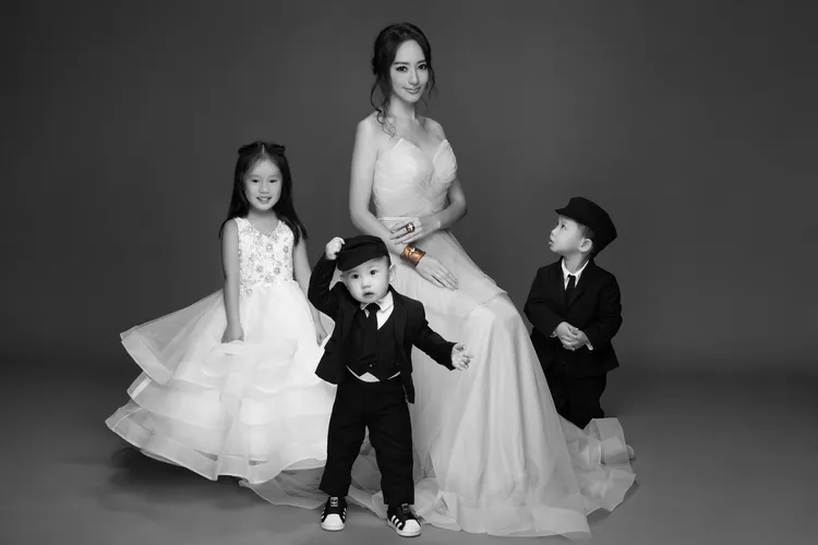 名媛關穎佩戴著Cindy Chao以鈦金屬打造的鑽石手鐲、戒指，和3名子女拍下可愛全家福。品牌提供