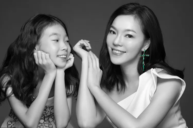 鴻海創辦人郭台銘妻子曾馨瑩和女兒妞妞甜美同框。品牌提供