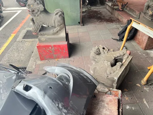 驚險片｜2詐騙車手駕BMW上演玩命街頭　撞斷廟宇石獅神明前被捕