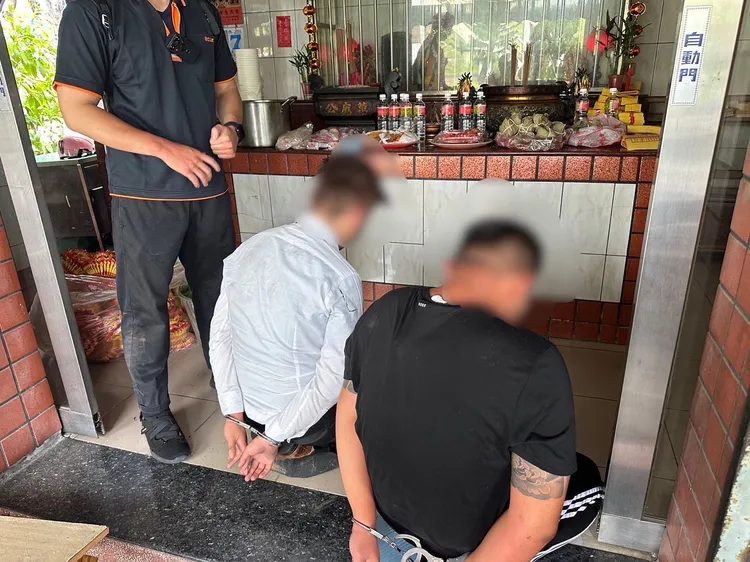 兩名詐騙車手最終落網，在神明面前跪趴遭逮。翻攝畫面