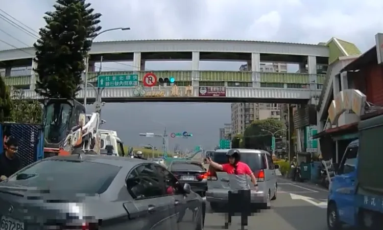 身穿外賣員服裝的警員擋在車手前，喝令停車否則要開槍。翻攝畫面