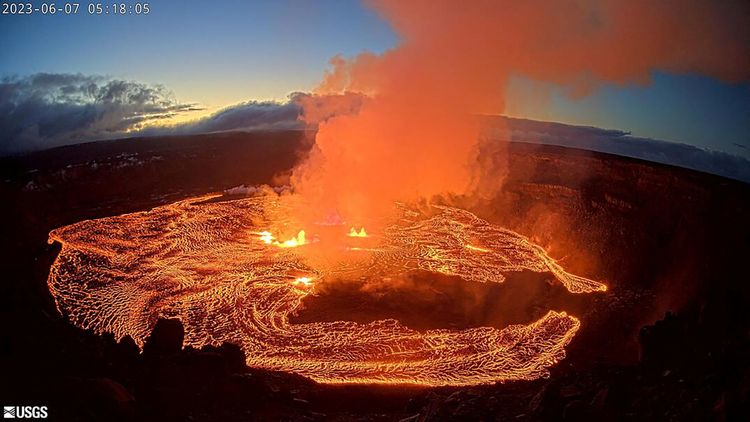 ハワイのキラウエア火山の魅惑的な夜間噴火: 天の川を背景にした溶岩のビデオ