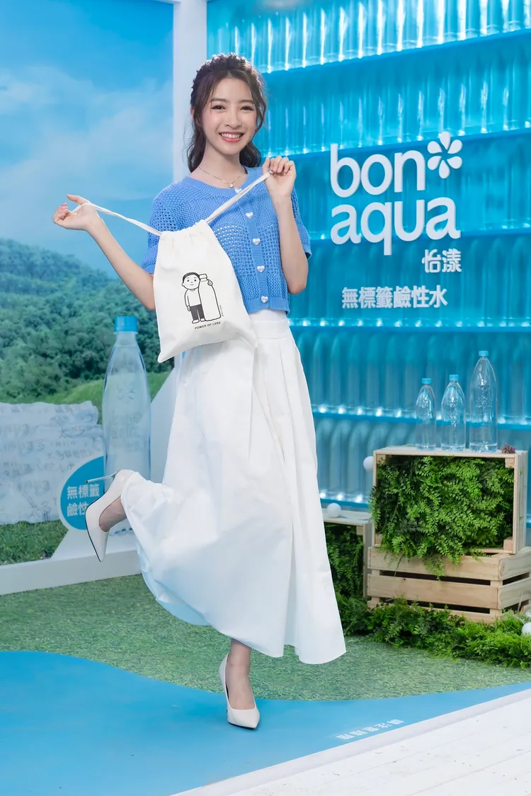 韓菲除了隨身帶環保杯外，主張「環保從自身做起」。可口可樂公司提供