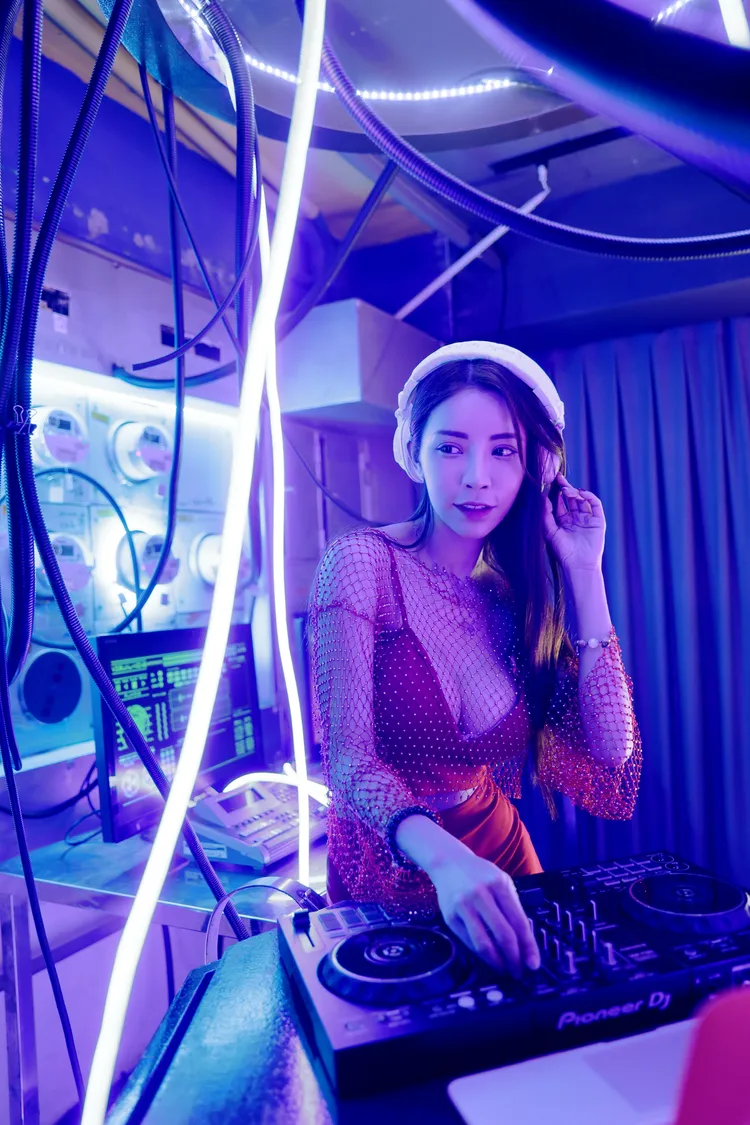 Angel liya（莉亞）說：「在舞台上曝光表演、放很動感的音樂讓大家一起狂歡開心，讓我也很享受那個當下。」彭欣偉攝