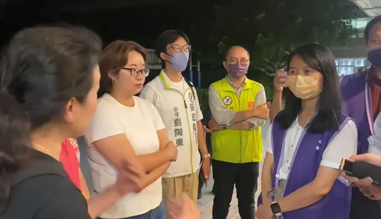 面對家長撲空，王薇君質疑新北市府人員聯繫問題。翻攝自王薇君臉書
