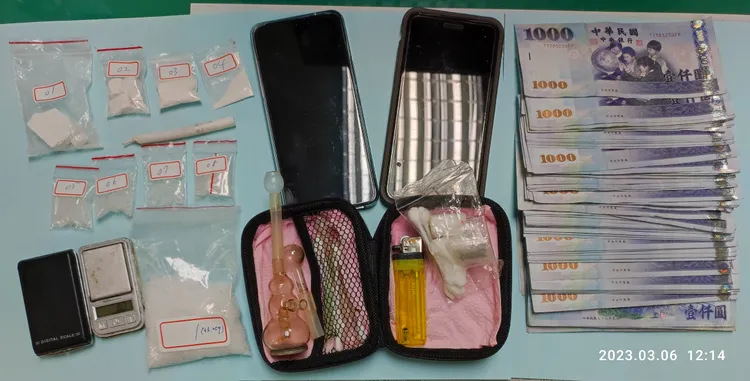 警方起出毒品及現金等證物。民眾提供