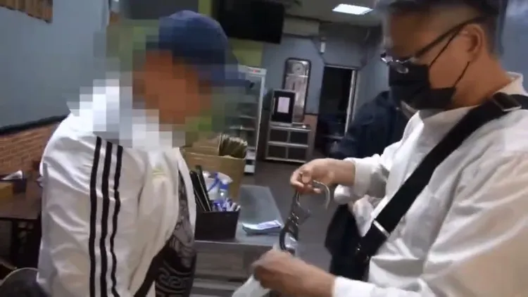 許嫌落網後，在警局出現毒品戒斷症狀。民眾提供