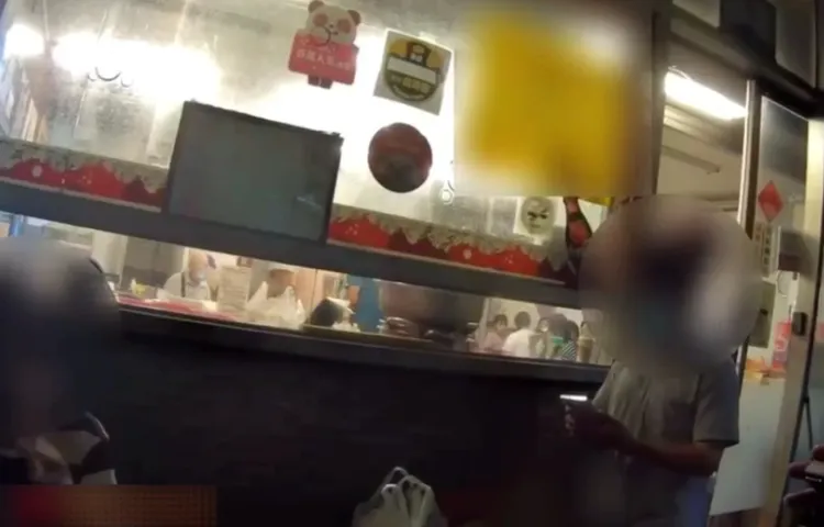 店家有所警覺，攔住唐男而報案。翻攝畫面