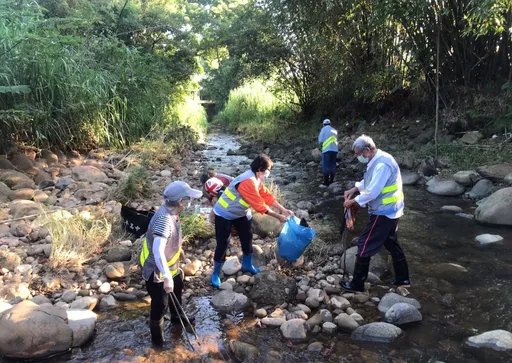秉持「自己家園自己顧」 楊梅老坑溪水環境巡守隊獲評鑑優等
