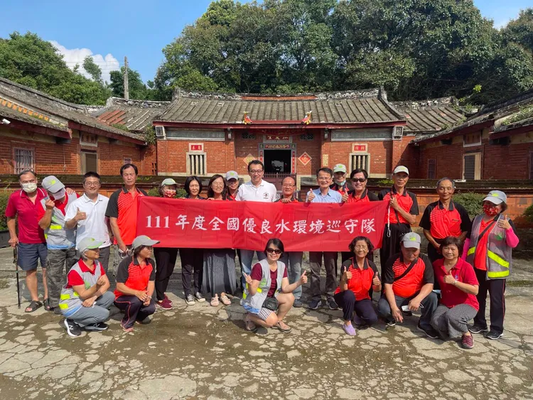 楊梅老坑溪水環境巡守隊獲環保署評鑑優等。環保局提供