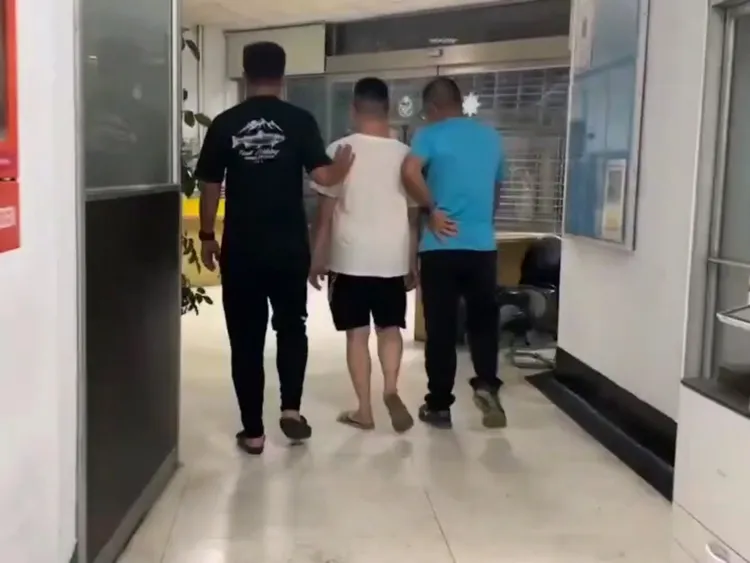 洪嫌倒車衝撞李雨庭服務處遭警方逮捕。翻攝畫面