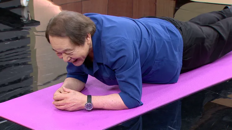 張魁做起肘撐棒式，姿勢標準還可唱歌。。年代提供