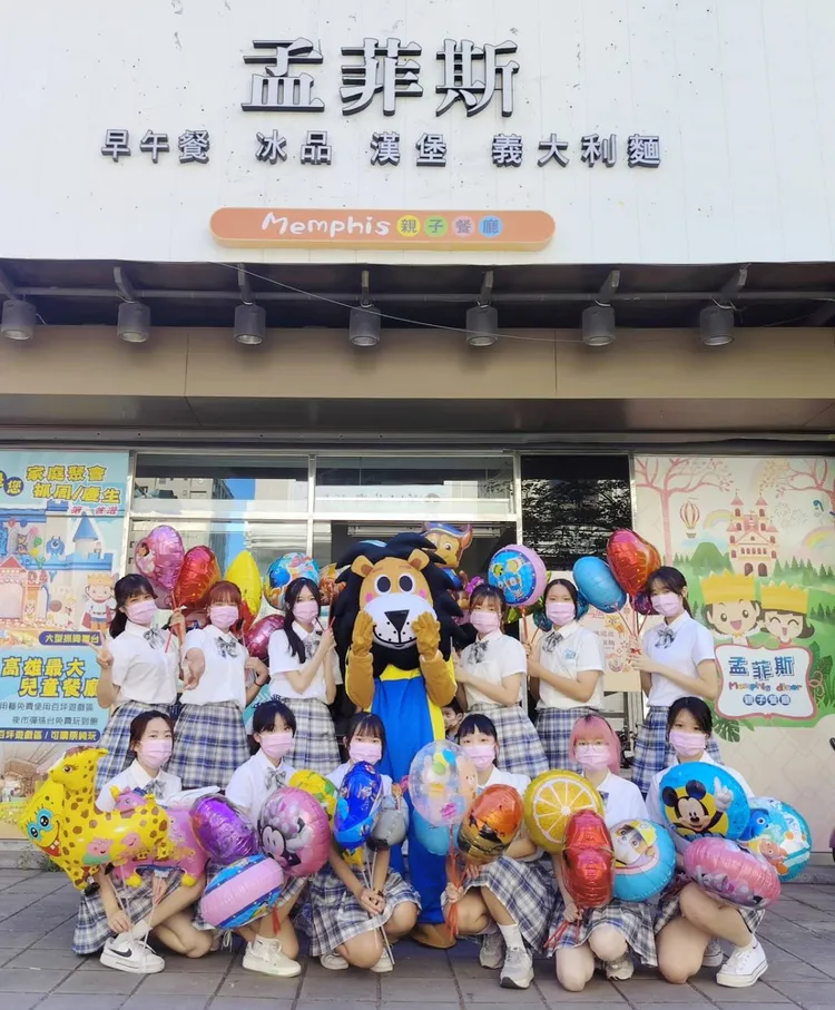 餐廳員工全被婦人一個個指著臉罵。翻攝自臉書「孟菲斯美式親子餐廳」