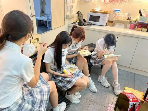 親子餐廳怒揭媽媽奧客！15人點5份餐　「蛋糕盒被扔」飆罵全體員工30分鐘