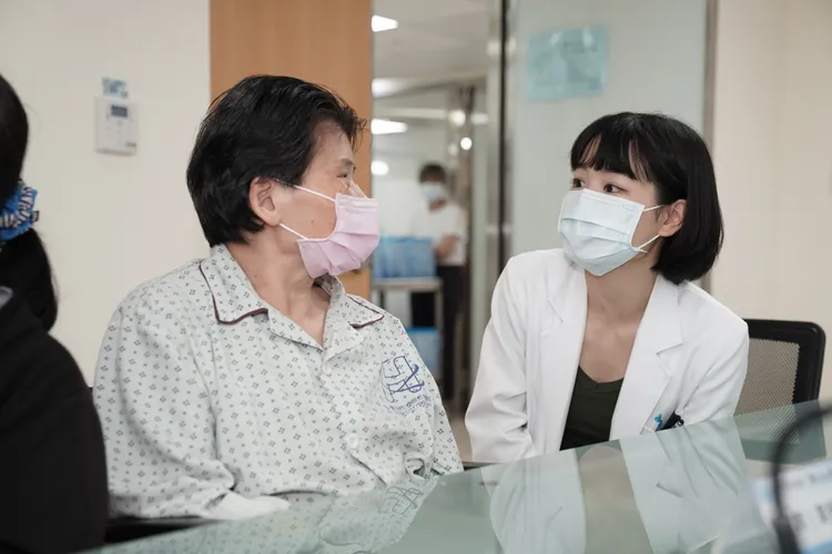 72歲鄭黃女士(左)急性中風後轉院到北市聯合醫院陽明院區復健。新光醫院提供