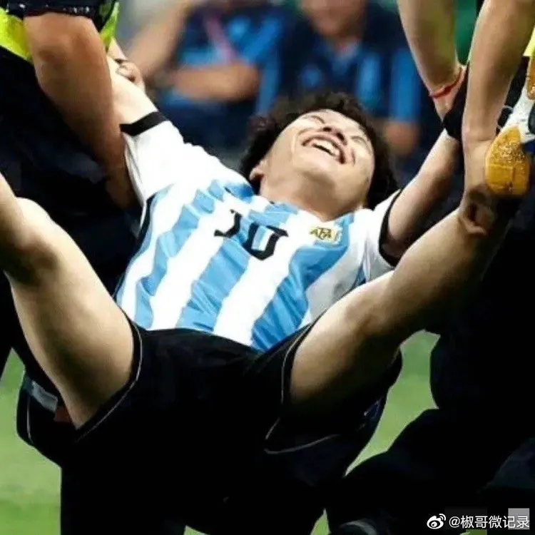 青年被抬出球場，始終面帶微笑。翻攝微博