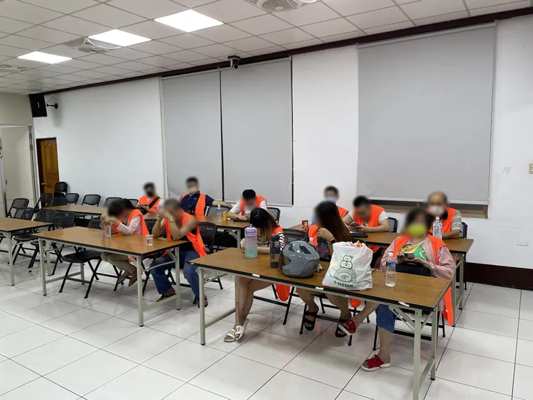 警方查獲12人到案。中壢警分局提供