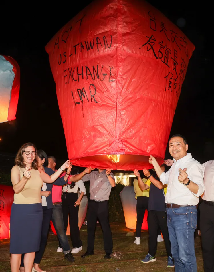 侯友宜與AIT理事主席羅森柏格一起搭火車到平溪放天燈，象徵持續推動台美合作。市府提供