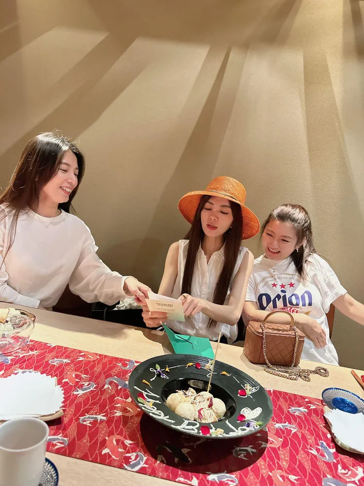 Ella當場打開Hebe寫的卡片，大腹便便的Selina摸肚笑開懷。翻攝Ella臉書