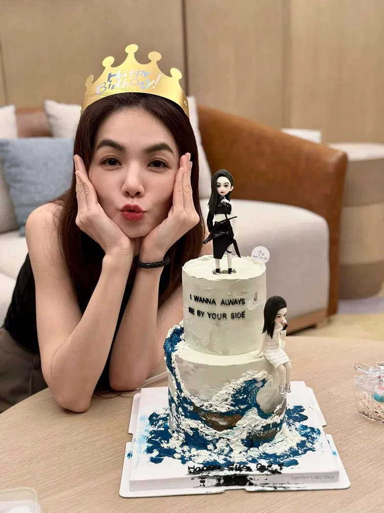 Ella粉絲訂製蛋糕放上她在《乘風2023》的舞台造型，讓她相當感動。翻攝Ella臉書