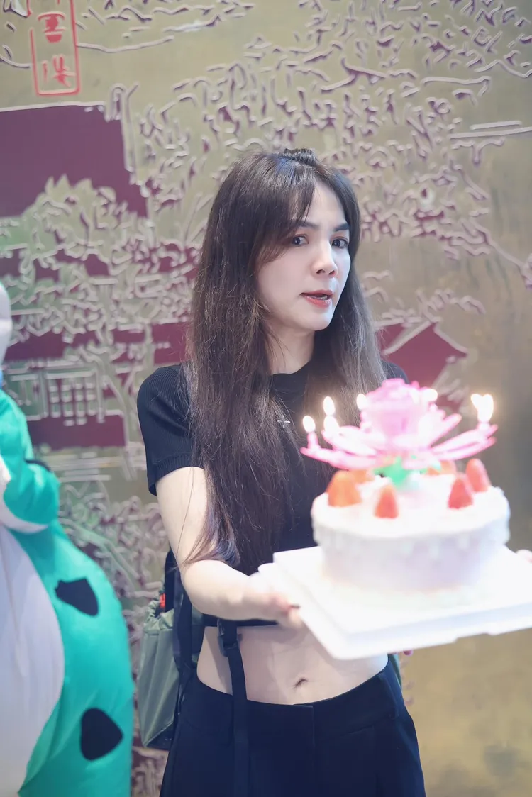 Ella拿著插上蓮花蠟燭的蛋糕，表情略為驚恐。翻攝Ella臉書