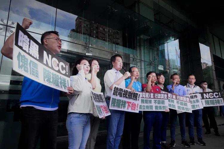 眾人在NCC大樓前抗議。林林攝