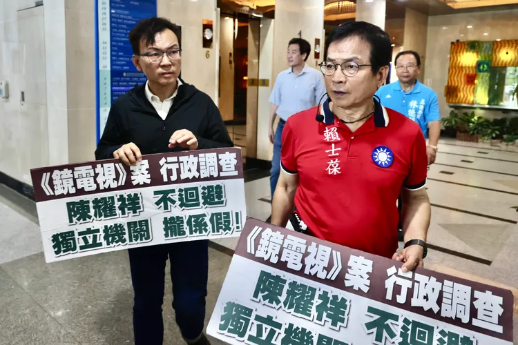 立委費鴻泰率領8人試圖衝進8樓會議室阻止審查，但因NCC早將相關樓層電梯、安全門全數鎖上，眾人在大樓僵持近1小時無功而返。林林攝