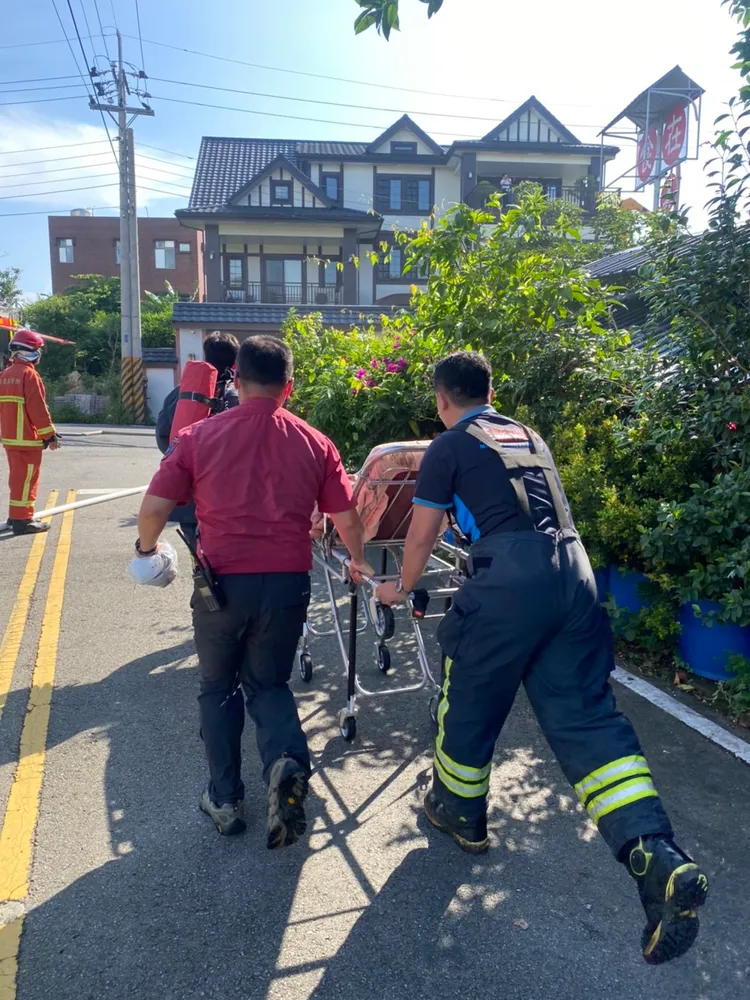 消防人員將傷者送醫。民眾提供