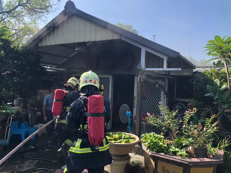 火煙從餐廳後方鐵皮建物竄出。民眾提供
