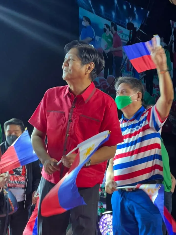 賈登（右）今年2月為小馬可仕競選。翻攝賈登臉書@Atty Larry Gadon