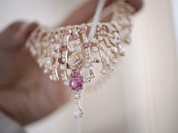 Leguéreau進一步鑽進布料經緯紗線縱橫的神祕空間，透過放大細節的手法，為其中注入無窮想像。品牌提供