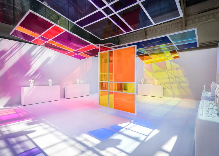 「Tweed de CHANEL」頂級珠寶系列展場融入的多色透光裝置，呼應了系列中大量採用的繽紛寶石配色。品牌提供