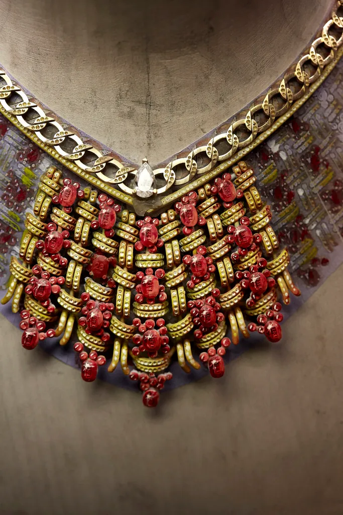 Tweed Royal項鍊具立體紋理感的挑高環節，使整體呈現出較為「寬鬆」的空氣感，獨特鉸接系統亦營造出如第2層肌膚般的服貼佩戴體驗。品牌提供