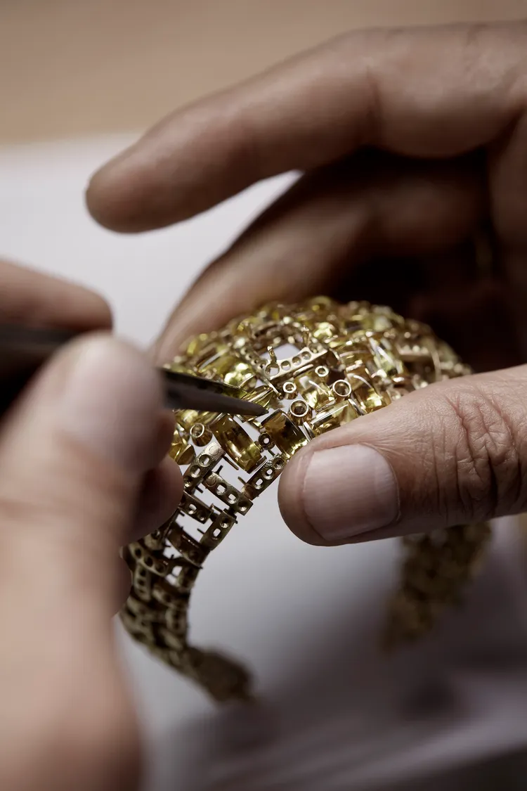 為讓彩寶成為構成斜紋軟呢紋理的一部分，作品在鑲嵌工藝上煞費苦心，特別設計出的「隱藏式」底座，採用包邊手法保護綠柱石等脆弱寶石。品牌提供