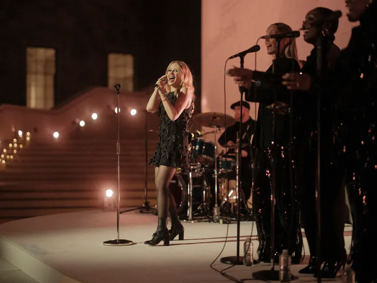 澳洲性感天后凱莉米洛日前為香奈兒「Tweed de CHANEL」系列頂級珠寶晚宴獻唱。品牌提供