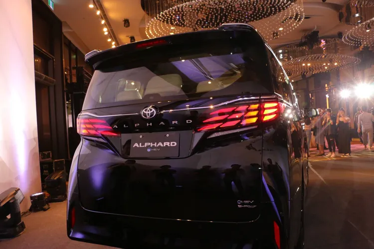 大改款Alphard以全新鍍鉻飾條打造懸浮式車頂設計，LED尾燈與頭燈造型相互呼應。林浩昇攝