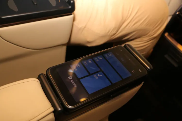 後座提供的無線控制面板能一手輕鬆調整旅程中的各項設定。林浩昇攝